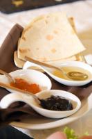 Phi Hotel Emilia في أوتْسانو ديل إميليا: طبق من الطعام مع ملاعق وبعض الطعام