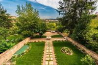 an aerial view of a garden with a fountain at Il giardino di Pantaneto Residenza D&#39;Epoca in Siena