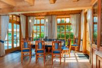 Reštaurácia alebo iné gastronomické zariadenie v ubytovaní Berg Chalet