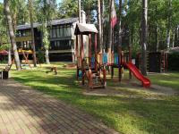 Plac zabaw dla dzieci w obiekcie Wrzosowy Resort Pogorzelica Apartament PERŁOWY Sea&Forest