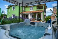 Bazén v ubytovaní Spacious holiday house / pool / jacuzzi / playground / 6+2 alebo v jeho blízkosti