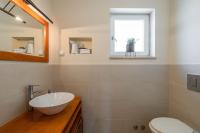 Kúpeľňa v ubytovaní Spacious holiday house / pool / jacuzzi / playground / 6+2