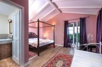 Posteľ alebo postele v izbe v ubytovaní Spacious holiday house / pool / jacuzzi / playground / 6+2