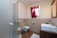 Kúpeľňa v ubytovaní Spacious holiday house / pool / jacuzzi / playground / 6+2
