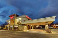 ポプラー・ブラフにあるDrury Inn &amp; Suites Poplar Bluffの正面に看板があるホテル