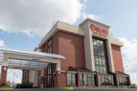 un edificio de donuts con un letrero. en Drury Inn &amp; Suites Columbia Stadium Boulevard, en Columbia