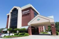 Un edificio con un cartel en el frente. en Drury Inn &amp; Suites Birmingham Grandview, en Birmingham