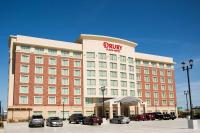 Un edificio de hotel con coches aparcados en un estacionamiento. en Drury Plaza Hotel St. Louis St. Charles, en St. Charles