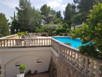 an external view of a villa with a swimming pool at Villa Manoe in Draguignan
