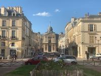 a city street with cars parked in front of buildings at Appartement Versailles quartier Notre Dame au pied du Chateau avec Parking in Versailles