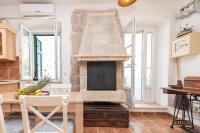 Kuchyňa alebo kuchynka v ubytovaní Antique beautiful apartment in center with terrace & sea view
