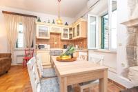 Kuchyňa alebo kuchynka v ubytovaní Antique beautiful apartment in center with terrace & sea view