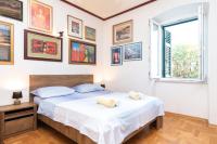 Posteľ alebo postele v izbe v ubytovaní Antique beautiful apartment in center with terrace & sea view