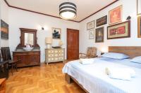 Posteľ alebo postele v izbe v ubytovaní Antique beautiful apartment in center with terrace & sea view