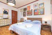 Posteľ alebo postele v izbe v ubytovaní Antique beautiful apartment in center with terrace & sea view