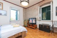 Televízia a/alebo spoločenská miestnosť v ubytovaní Antique beautiful apartment in center with terrace & sea view