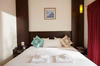 Postel nebo postele na pokoji v ubytování Rhienchai Place Hotel