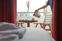 Postel nebo postele na pokoji v ubytování Rhienchai Place Hotel