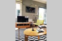 TV a/nebo společenská místnost v ubytování Mid century 3 bdr city centre townhouse