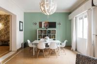 Posezení v ubytování Mid century 3 bdr city centre townhouse