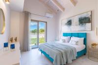 Posteľ alebo postele v izbe v ubytovaní Zante Prime Heated Pool Villas