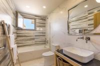 Kúpeľňa v ubytovaní Zante Prime Heated Pool Villas