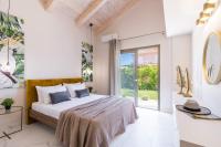 Posteľ alebo postele v izbe v ubytovaní Zante Prime Heated Pool Villas