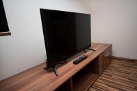 Televízia a/alebo spoločenská miestnosť v ubytovaní Apartments Karina by El-Pi Tours