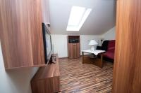 Televízia a/alebo spoločenská miestnosť v ubytovaní Apartments Karina by El-Pi Tours