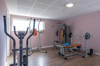 Posilňovňa alebo fitness centrum v ubytovaní Villa Ari 8+2