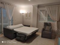 Posedenie v ubytovaní APARTAMENTO CON TERRAZA, VISTAS AL MAR Y PISCINA