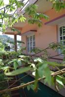 Srishti Homestayにある庭
