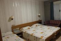 A bed or beds in a room at Hostal Burbia
