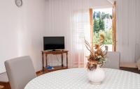 Televízia a/alebo spoločenská miestnosť v ubytovaní Apartments Stanicic Kampor