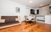 Kuchyňa alebo kuchynka v ubytovaní Apartments Stanicic Kampor