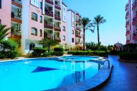 Bazén v ubytování Desert Pearl Apartment nebo v jeho okolí
