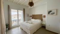 Posteľ alebo postele v izbe v ubytovaní Amperian Mykonos Suites & Villas