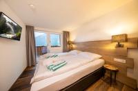 Ein Bett oder Betten in einem Zimmer der Unterkunft Hotel Post Krimml