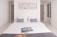 Posteľ alebo postele v izbe v ubytovaní Mando Pool Villas w Sea Views - Five Bedrooms