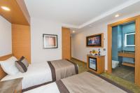 Postel nebo postele na pokoji v ubytování Bisetun Hotel