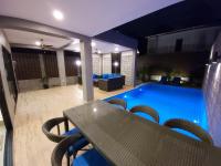 Bazén v ubytování The Pearl Luxury Pool Villas nebo v jeho okolí