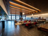 倶知安町にあるトリフィート ホテル＆ポッド ニセコのテーブルと椅子とバーのあるレストラン