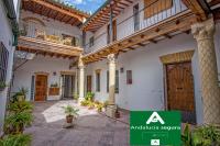 a courtyard of an apartment building with a wooden door at Multi Apartamentos La Kasbah in Jerez de la Frontera