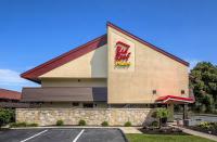 Un edificio de comida rápida con un cartel. en Red Roof Inn PLUS + Boston - Framingham, en Framingham