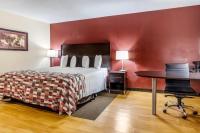 Red Roof Inn Chicago-Alsipにあるベッド
