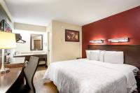 Red Roof Inn PLUS+ Pittsburgh South - Airportにあるベッド