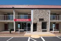 un edificio con una señal de restricción roja delante de él en Red Roof Inn Dumfries-Quantico, en Dumfries