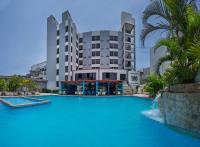 una gran piscina frente a un edificio en WinMeier Hotel y Casino, en Chiclayo