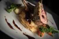 un plato blanco con un trozo de carne y brócoli en Findon Manor Hotel, en Worthing