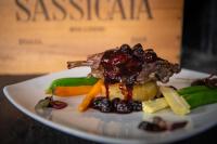 Un plato de comida con carne y verduras en una mesa. en Findon Manor Hotel, en Worthing